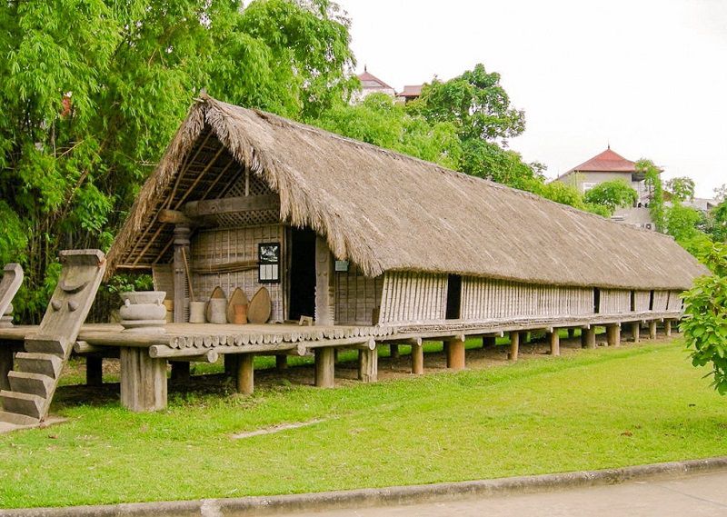 Trải nghiệm không gian cồng chiêng và thưởng thức rượu cần cùng người dân bản địa.