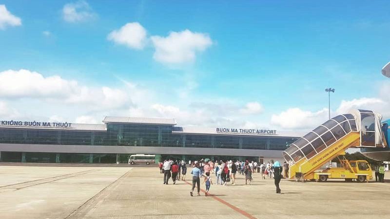 Sân bay Buôn Ma Thuột là cửa ngõ hàng không quan trọng đón du khách đến với tỉnh Đắk Lắk.