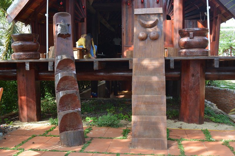 Cầu thang cái chạm khắc biểu tượng bầu vú mẹ thể hiện chế độ mẫu hệ độc đáo.