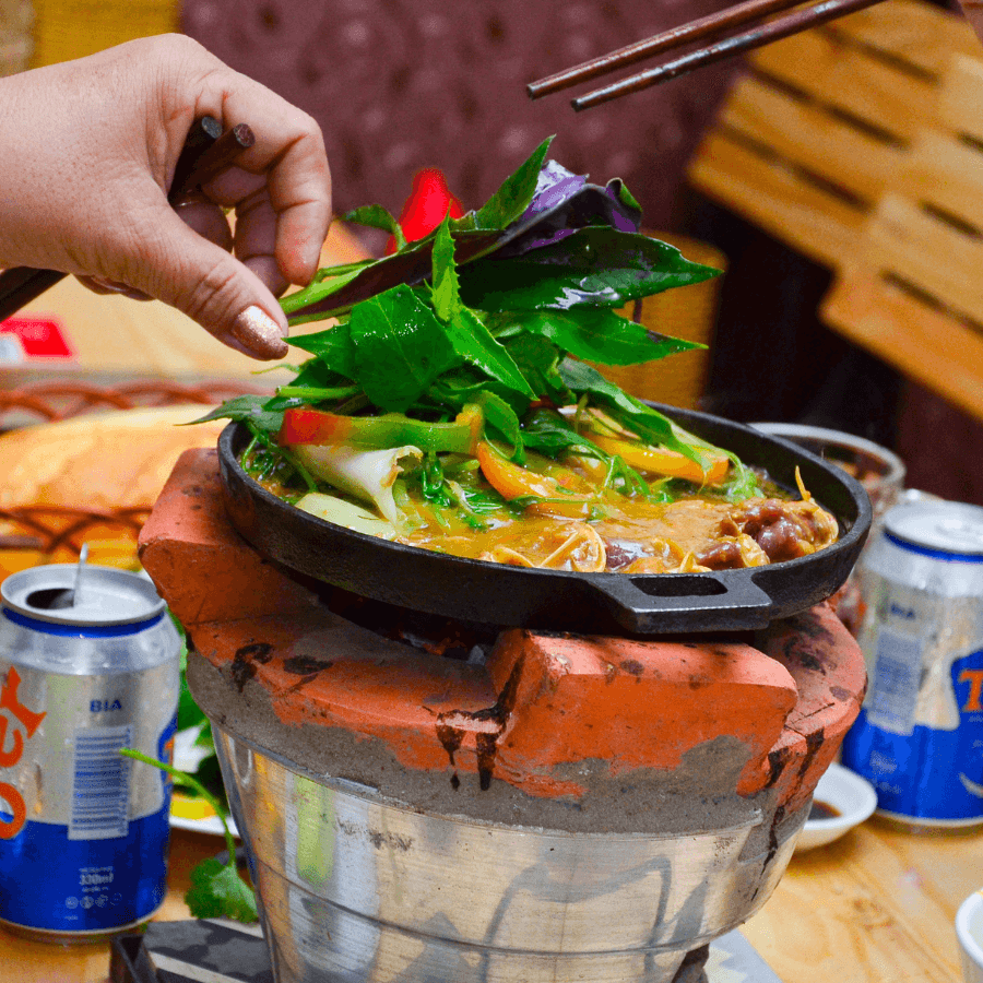 Bò nhúng me sốt đậm đà ăn kèm bánh mì giòn tan là lựa chọn tuyệt vời cho buổi tối.