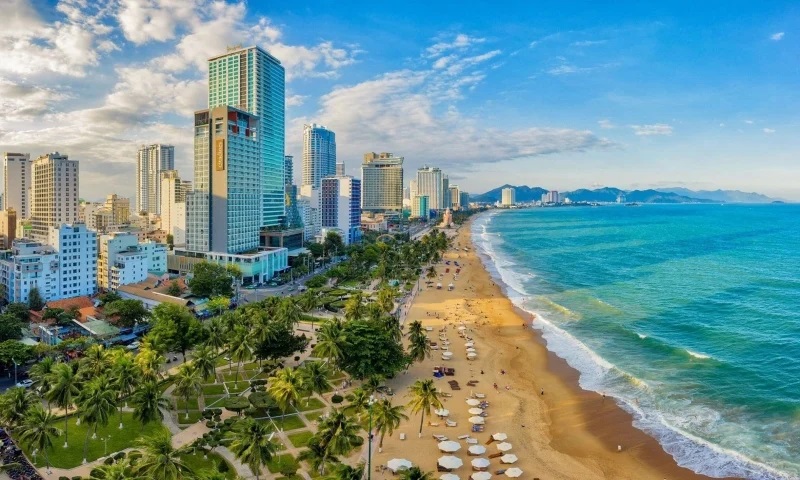 Khung cảnh hùng vĩ trên đoạn đường vượt đèo Phượng Hoàng nối liền hai tỉnh.