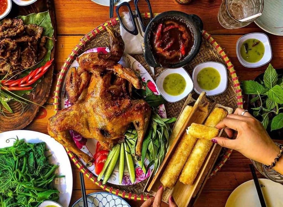Thưởng thức gà sa lửa cơm lam – Món ăn đậm chất Tây Nguyên.