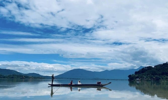 Trải nghiệm ngồi thuyền mảng ngắm hoàng hôn trên mặt hồ Lắk tĩnh lặng.