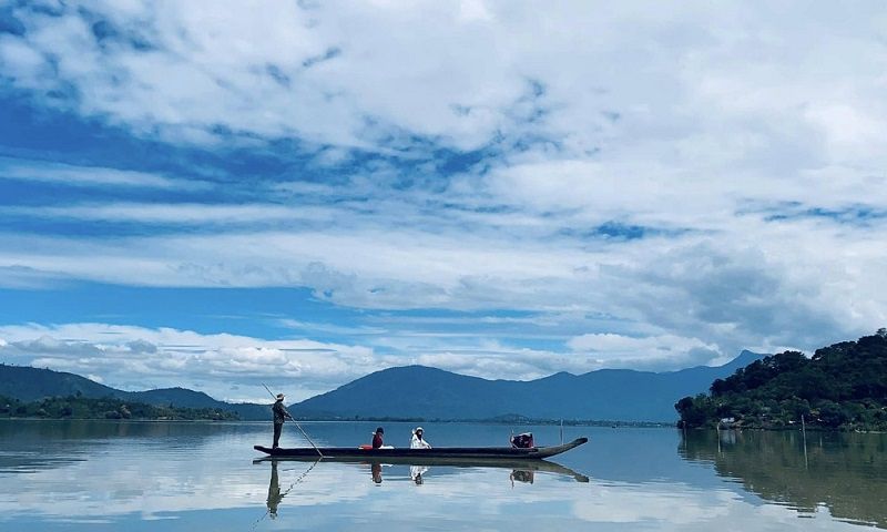 Trải nghiệm ngồi thuyền mảng ngắm hoàng hôn trên mặt hồ Lắk tĩnh lặng.