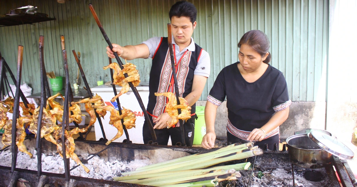 Gà nướng sa lửa ăn kèm cơm lam dẻo thơm là sự kết hợp hoàn hảo khi khám phá ẩm thực Tây Nguyên.